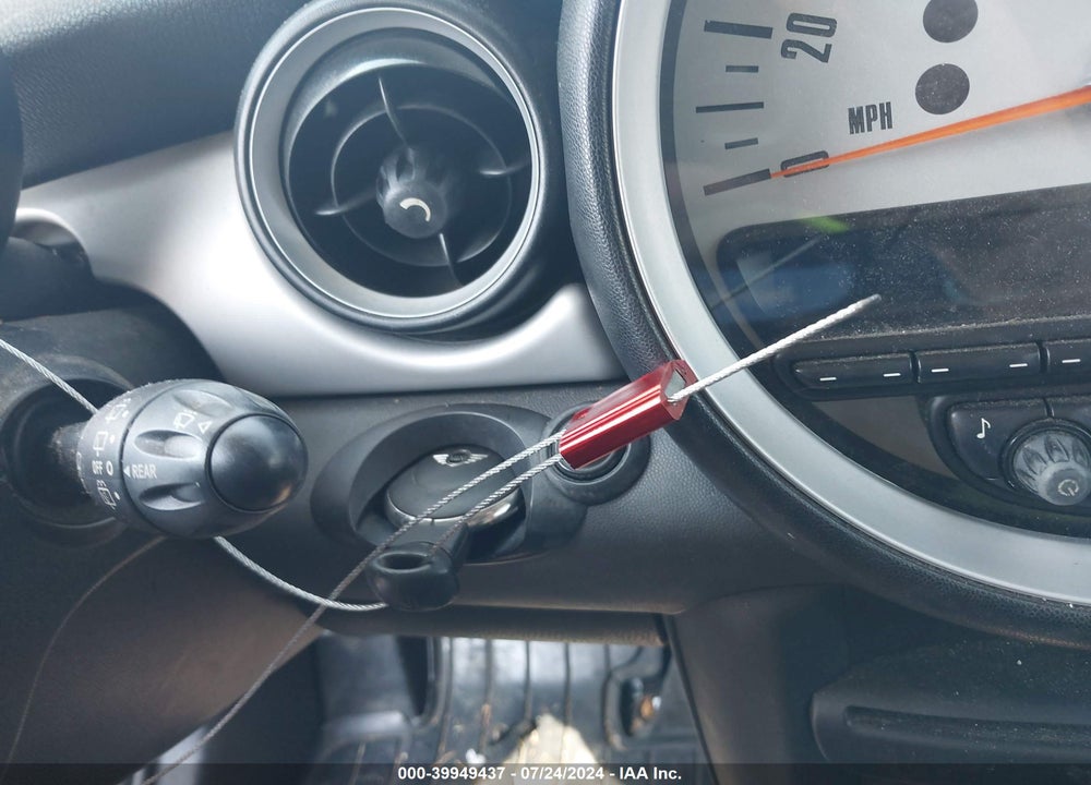 2011 MINI COOPER VIN: WMWSU3C5XBT184335