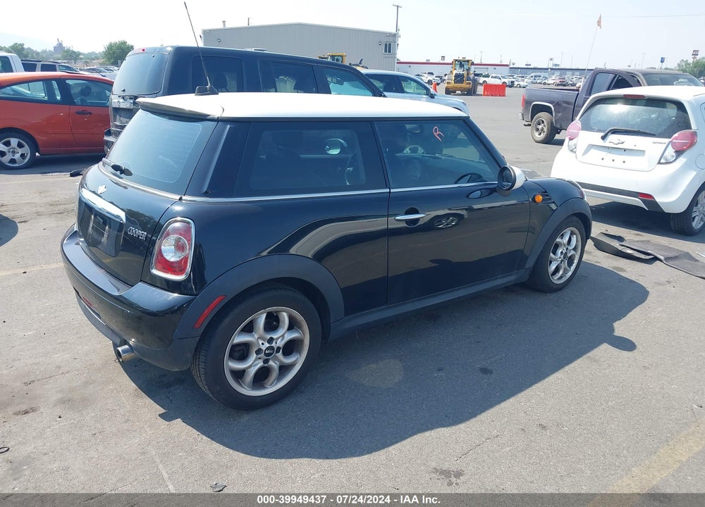 2011 MINI COOPER VIN: WMWSU3C5XBT184335