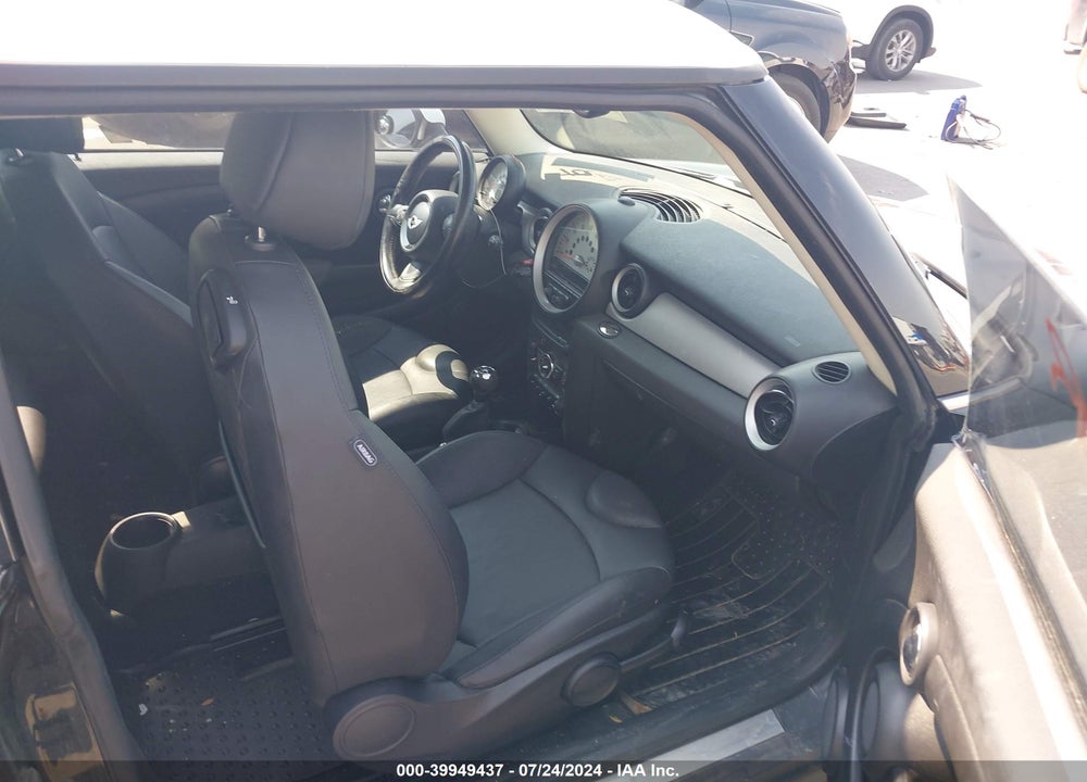 2011 MINI COOPER VIN: WMWSU3C5XBT184335