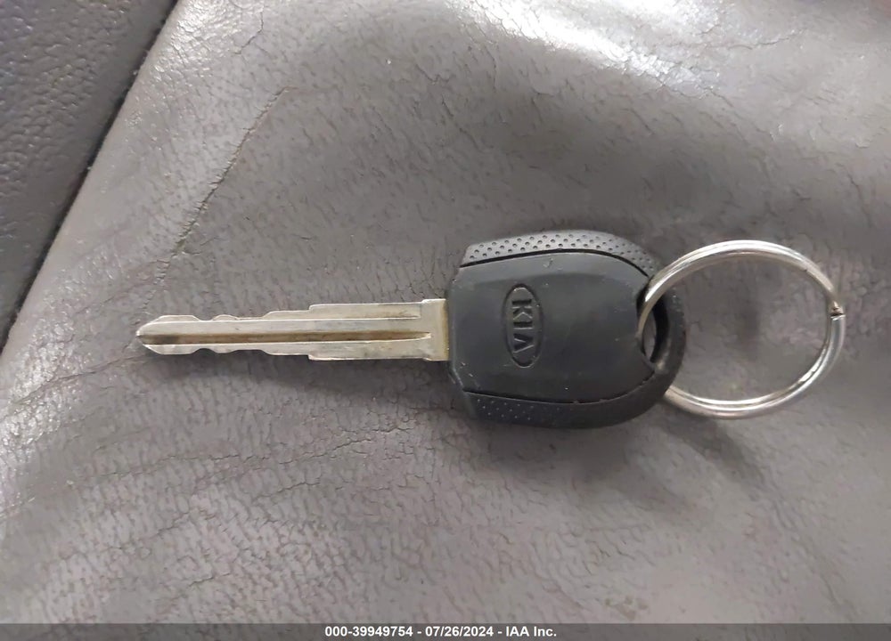 2005 KIA SEDONA EX/LX VIN: KNDUP131356668841