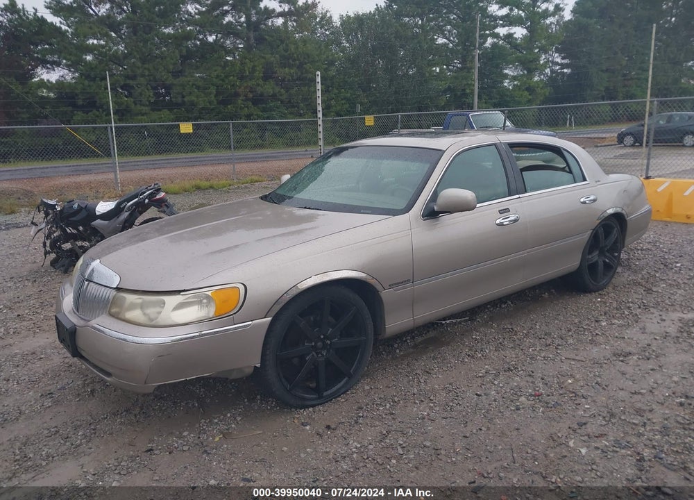 2000 LINCOLN TOWN CAR SIGNATURE VIN: 1LNHM82W7YY864494