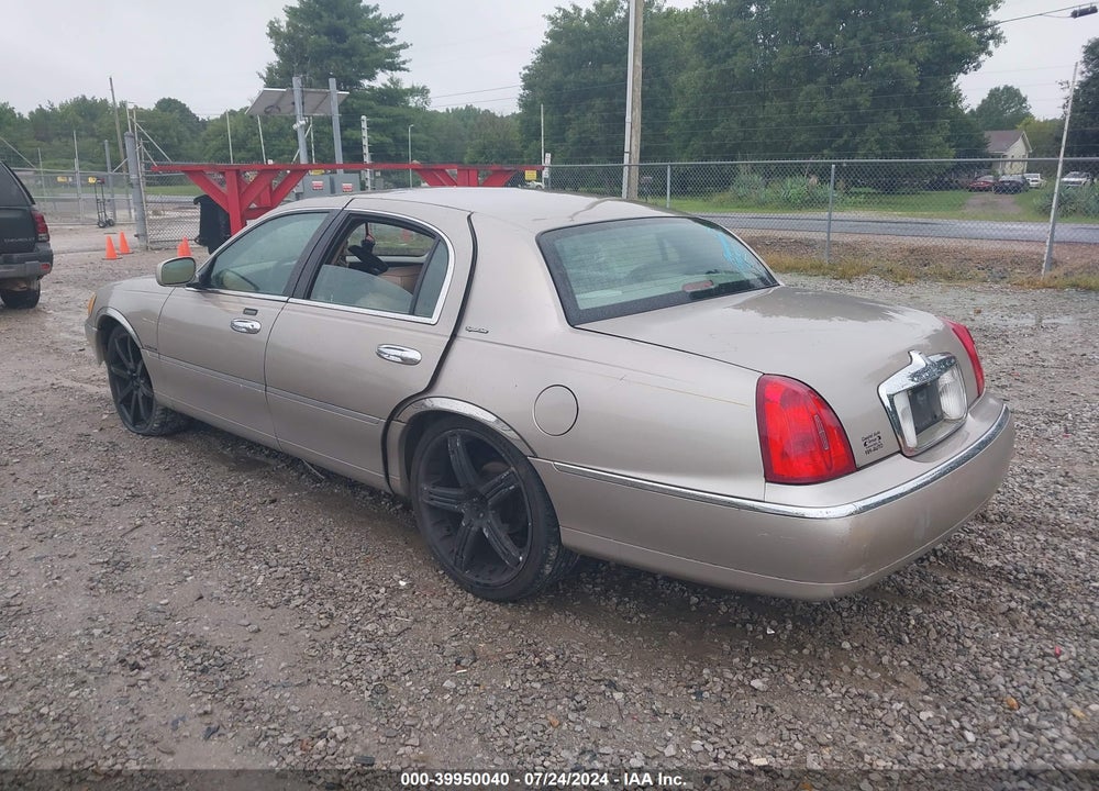 2000 LINCOLN TOWN CAR SIGNATURE VIN: 1LNHM82W7YY864494