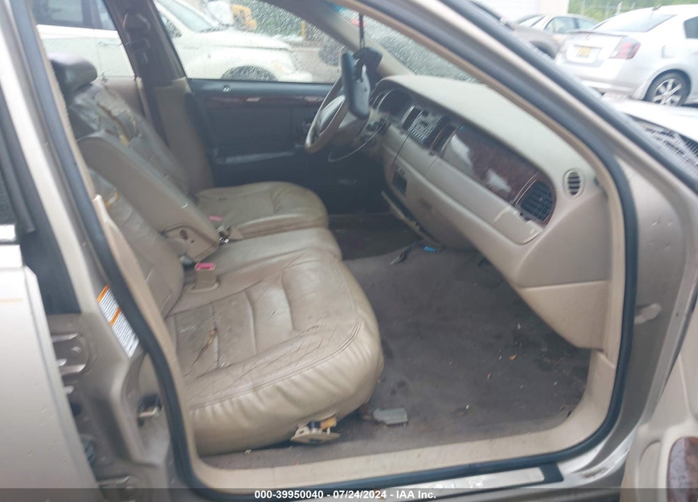 2000 LINCOLN TOWN CAR SIGNATURE VIN: 1LNHM82W7YY864494