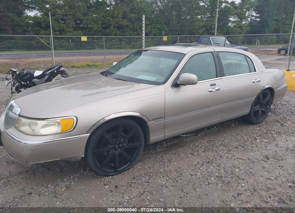 2000 LINCOLN TOWN CAR SIGNATURE VIN: 1LNHM82W7YY864494