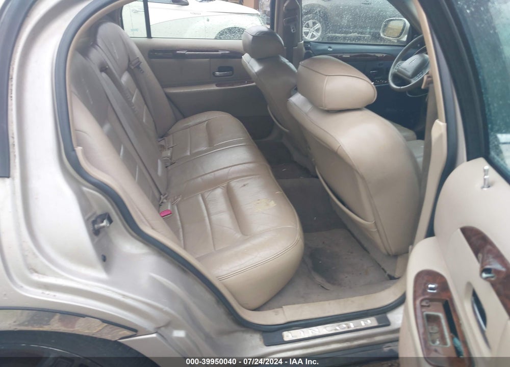 2000 LINCOLN TOWN CAR SIGNATURE VIN: 1LNHM82W7YY864494