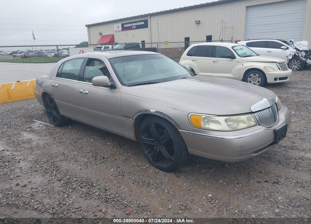 2000 LINCOLN TOWN CAR SIGNATURE VIN: 1LNHM82W7YY864494