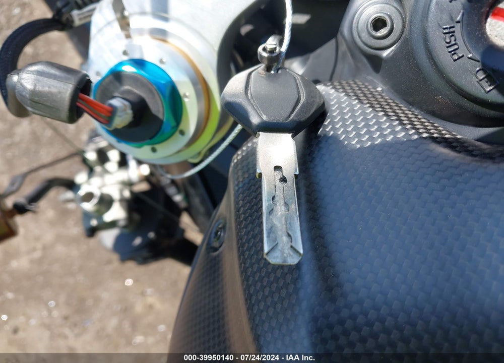 2023 DUCATI PANIGALE V4S VIN: ZDMDAGWW5PB003952