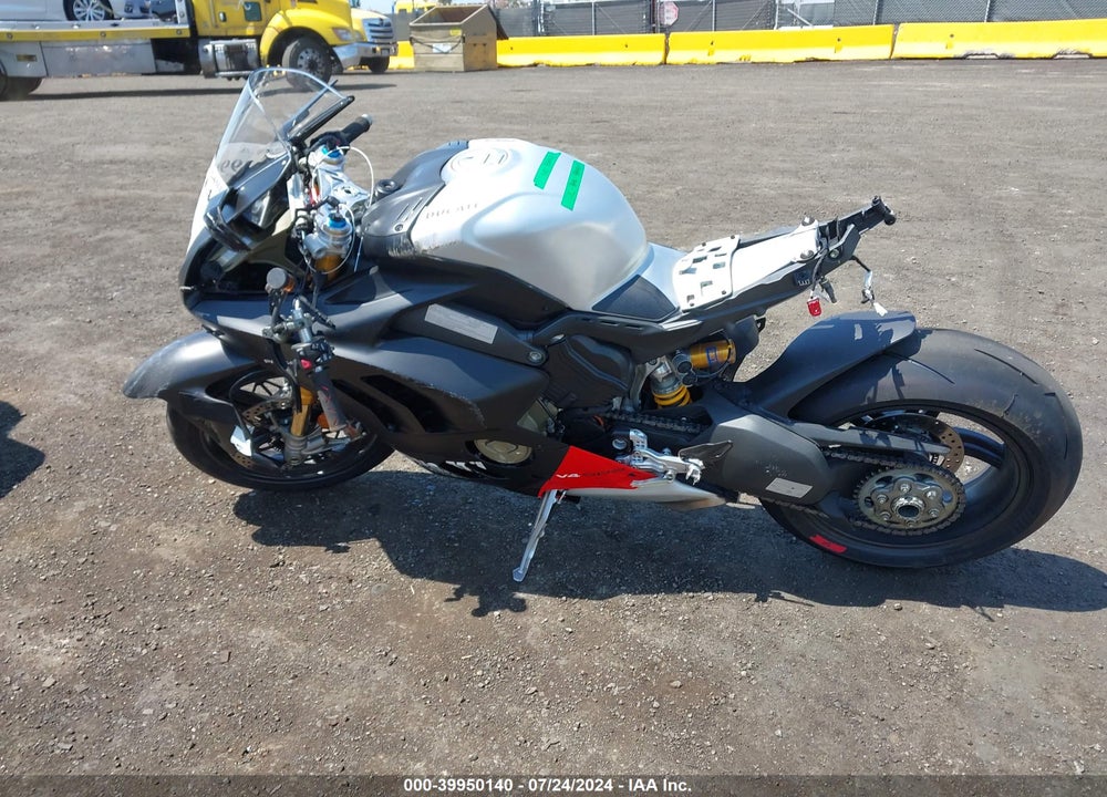 2023 DUCATI PANIGALE V4S VIN: ZDMDAGWW5PB003952