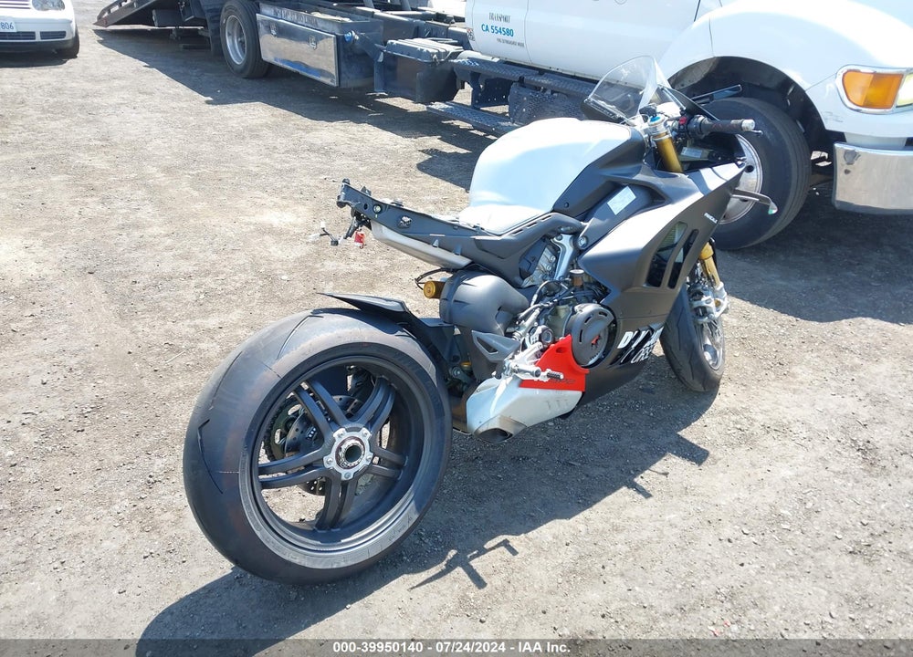 2023 DUCATI PANIGALE V4S VIN: ZDMDAGWW5PB003952