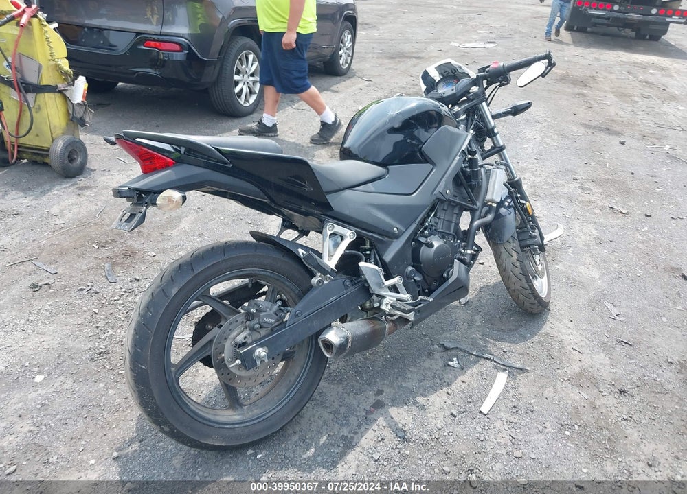 2015 HONDA CBR300 R VIN: MLHNC5106F5101660
