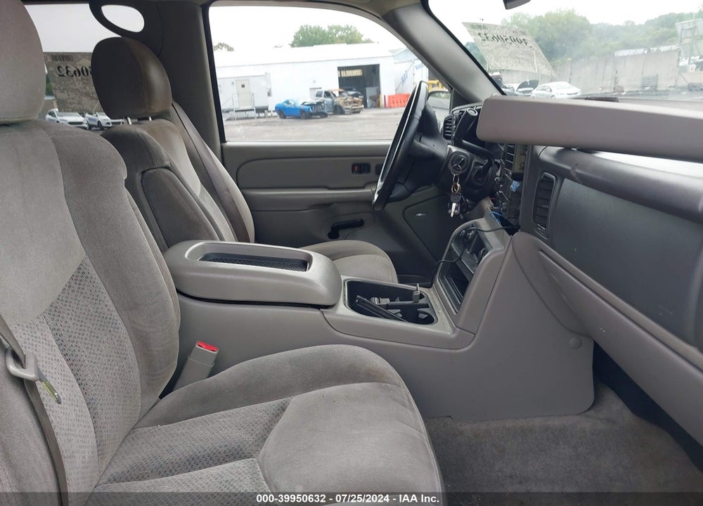 2005 CHEVROLET TAHOE LS VIN: 1GNEK13T05R196401