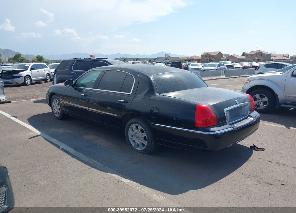 2011 LINCOLN TOWN CAR EXECUTIVE L VIN: 2LNBL8EV0BX753465