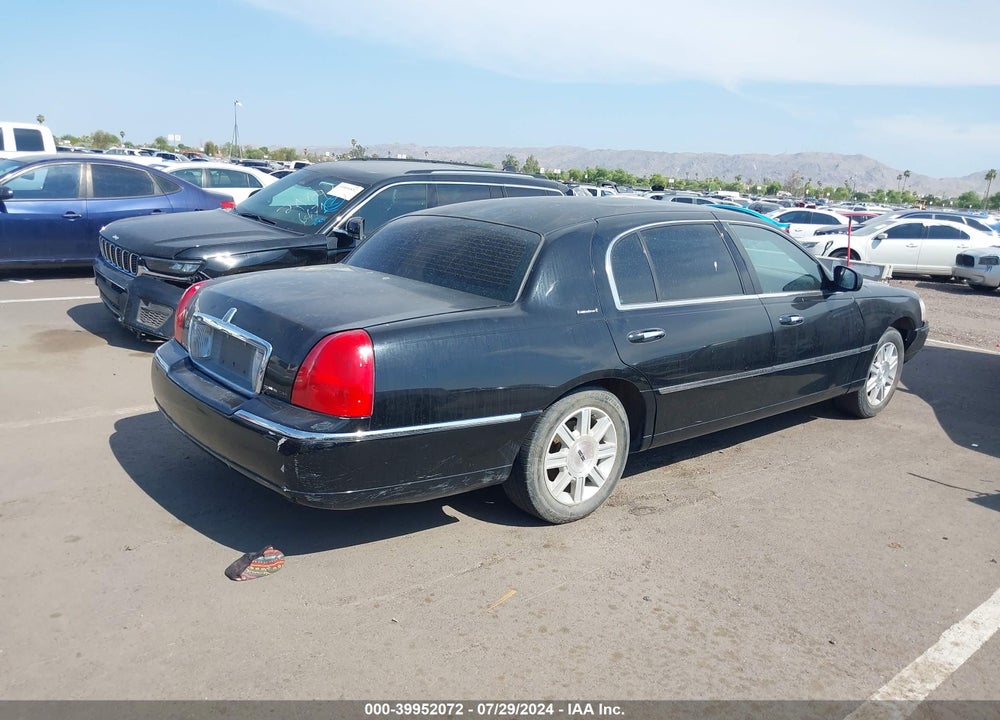 2011 LINCOLN TOWN CAR EXECUTIVE L VIN: 2LNBL8EV0BX753465