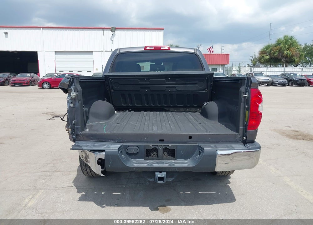 2018 TOYOTA TUNDRA SR5 5.7L V8 VIN: 5TFDW5F11JX769323