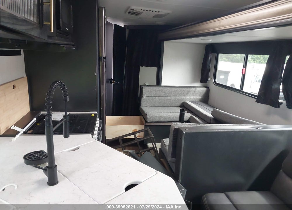 2022 FEATHERLITE CHEROKEE VIN: 4X4TCKB21NK082910