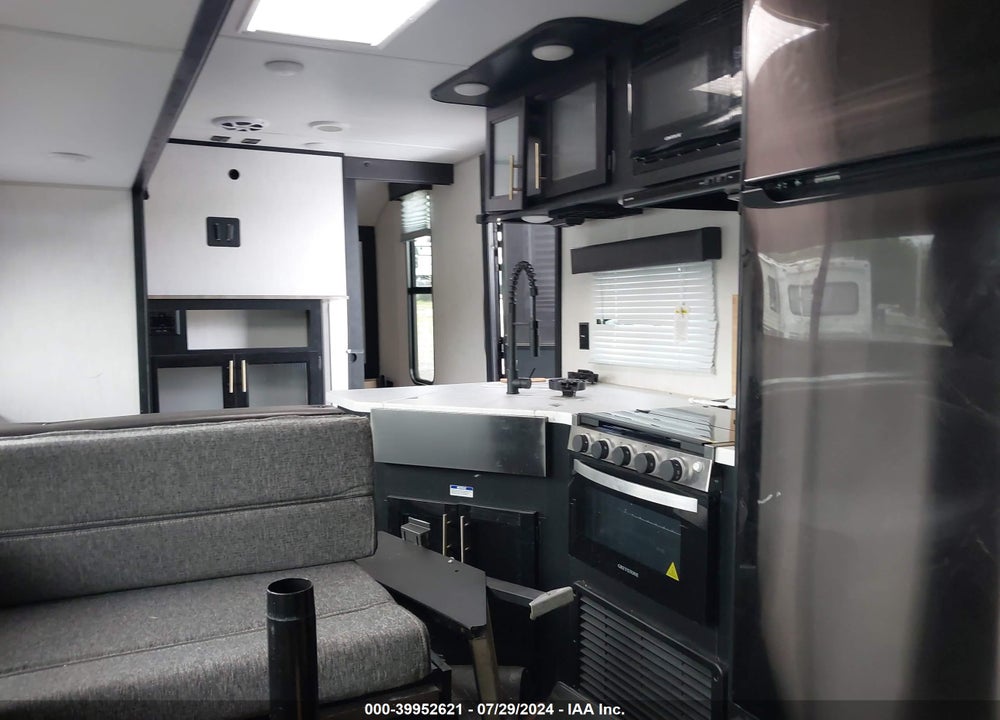 2022 FEATHERLITE CHEROKEE VIN: 4X4TCKB21NK082910