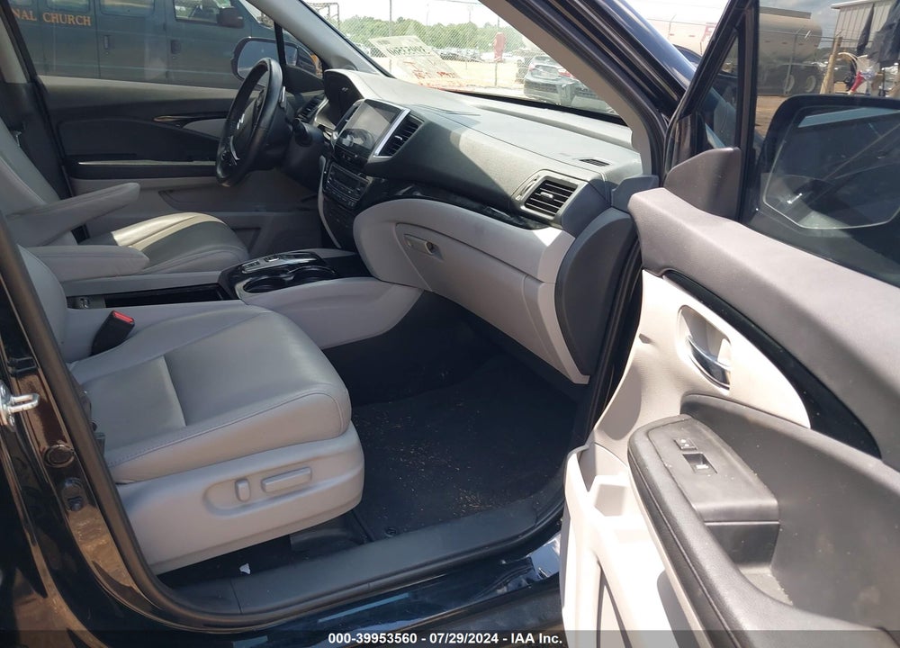 2018 HONDA PILOT TOURING VIN: 5FNYF5H97JB032187