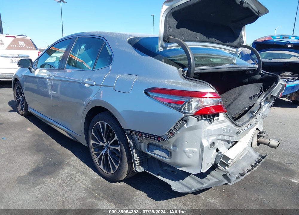 2018 TOYOTA CAMRY SE VIN: 4T1B11HK4JU650828