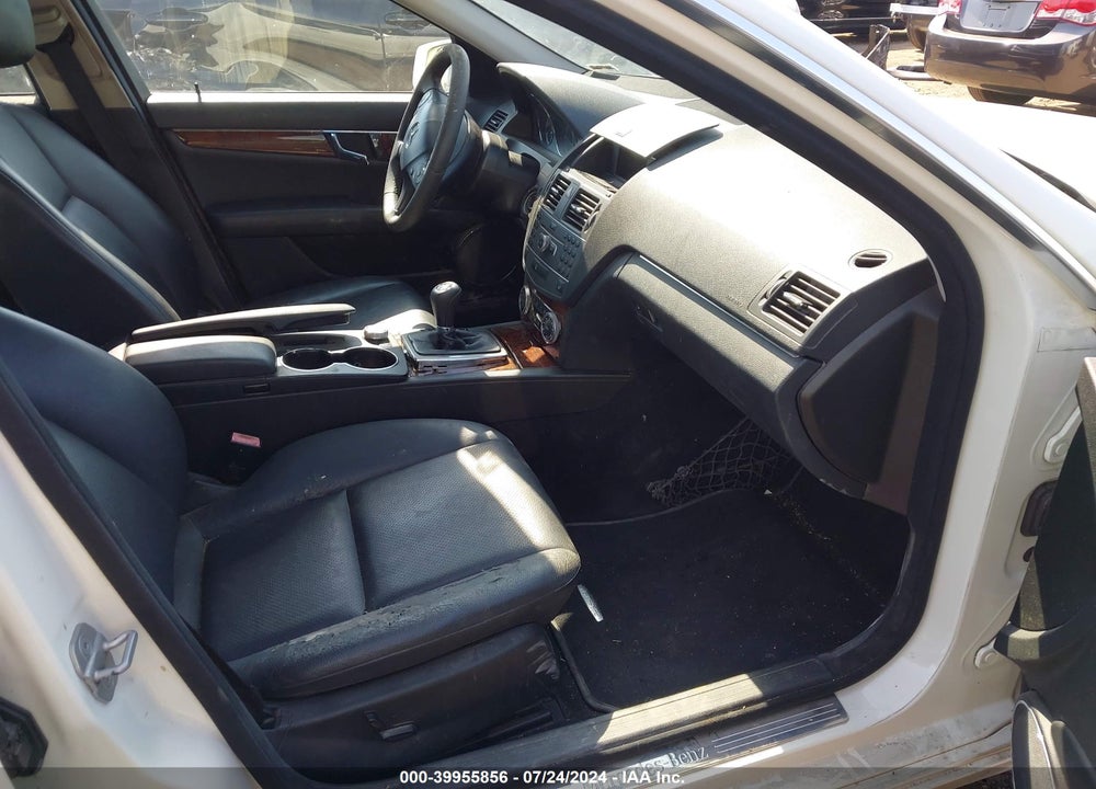 2011 MERCEDES-BENZ C 300 LUXURY/SPORT VIN: WDDGF5EB8BR160300