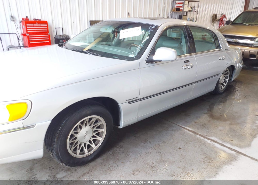 2001 LINCOLN TOWN CAR SIGNATURE VIN: 1LNHM82W31Y730104