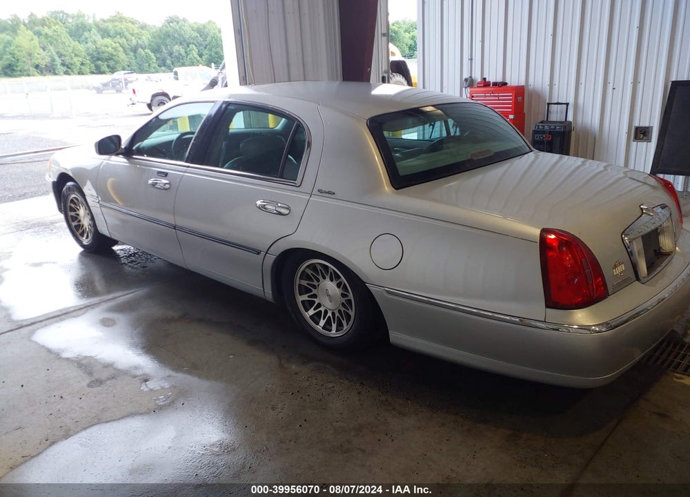 2001 LINCOLN TOWN CAR SIGNATURE VIN: 1LNHM82W31Y730104