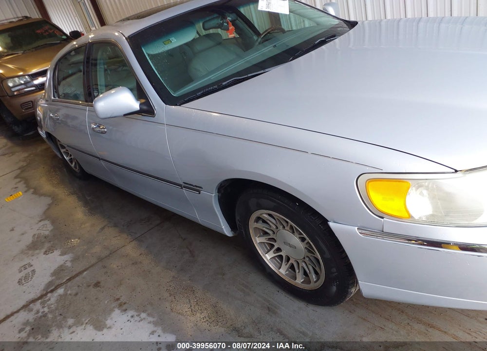2001 LINCOLN TOWN CAR SIGNATURE VIN: 1LNHM82W31Y730104