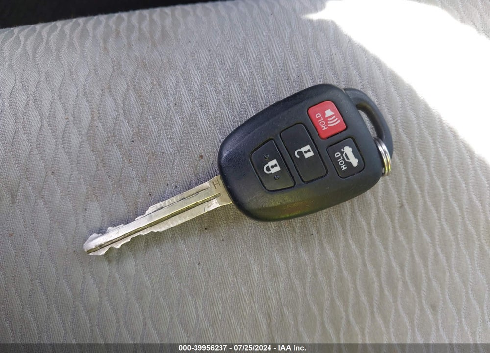 2018 TOYOTA COROLLA LE VIN: 2T1BURHE1JC021531