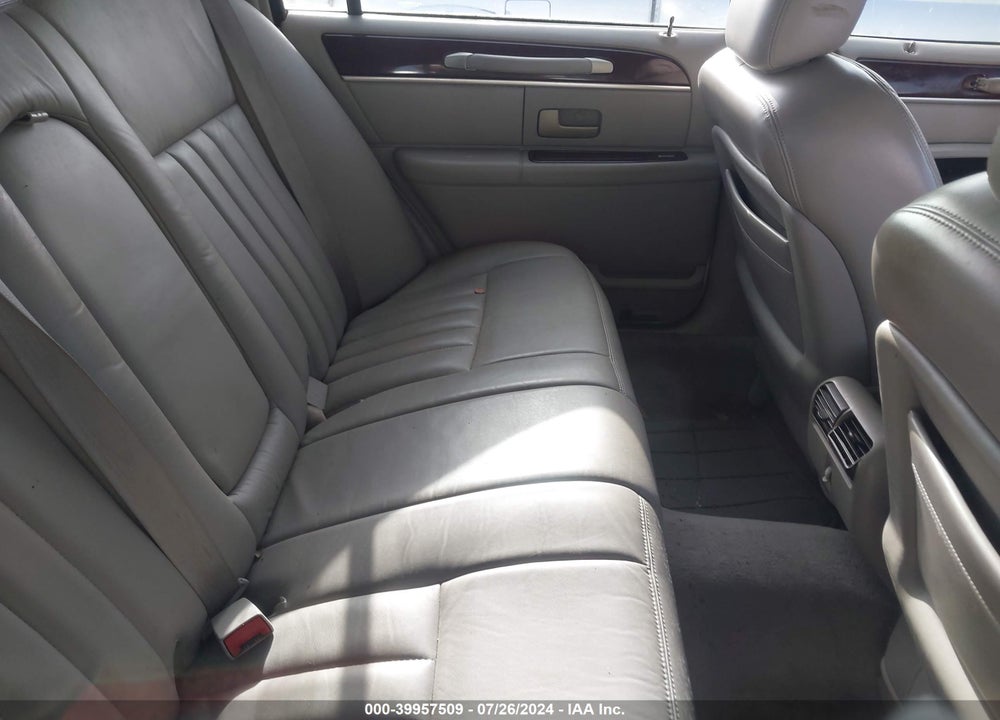 2004 LINCOLN TOWN CAR SIGNATURE VIN: 1LNHM81WX4Y657691