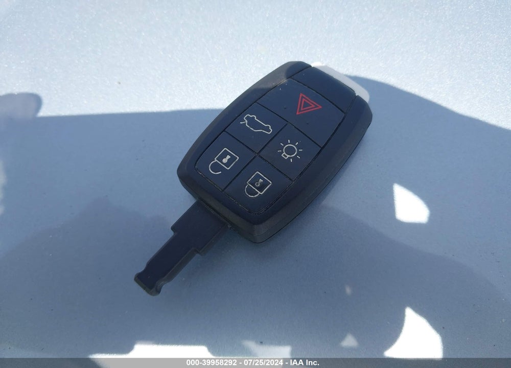 2013 VOLVO C70 T5 VIN: YV1672MC8DJ141057