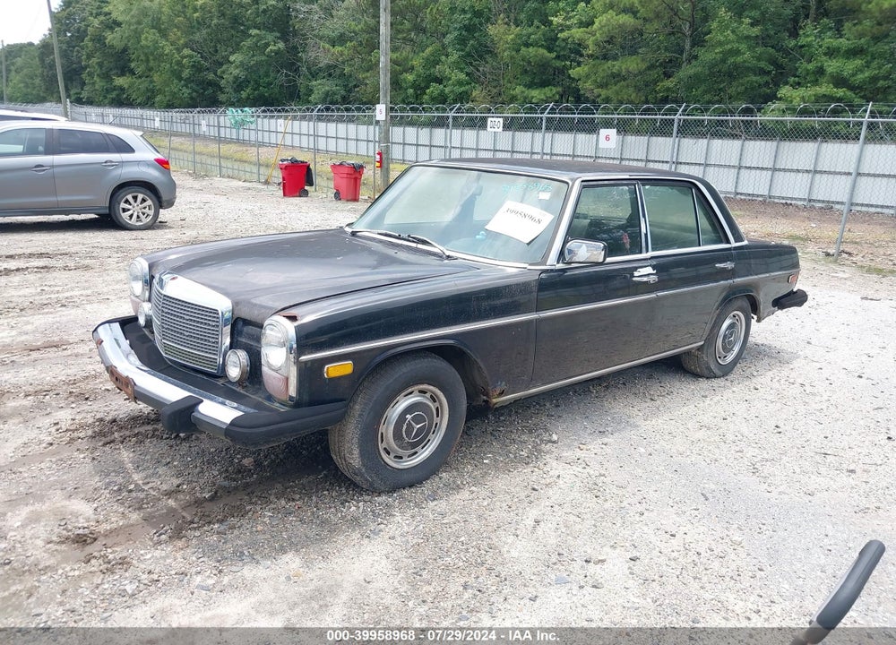 1975 MERCEDES-BENZ 240 VIN: 0001151171007853