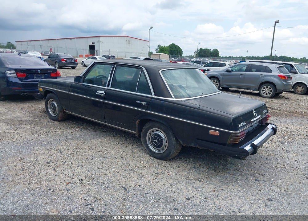 1975 MERCEDES-BENZ 240 VIN: 0001151171007853