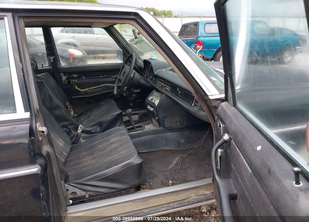 1975 MERCEDES-BENZ 240 VIN: 0001151171007853