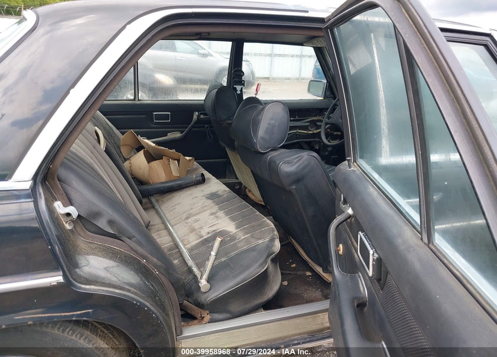 1975 MERCEDES-BENZ 240 VIN: 0001151171007853