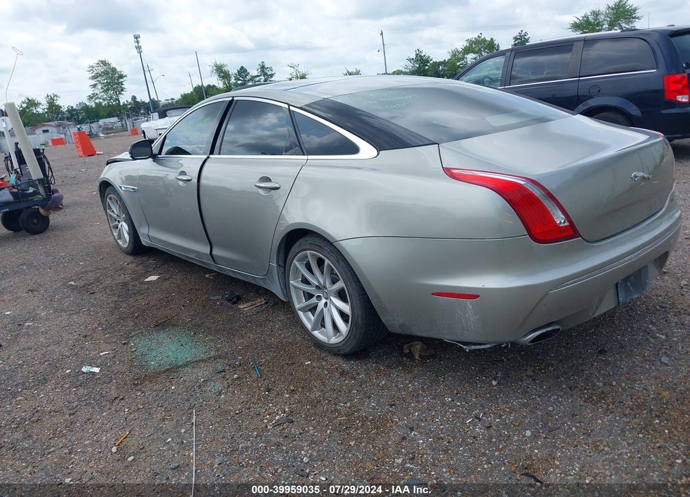 2011 JAGUAR XJ VIN: SAJWA1CB8BLV13736