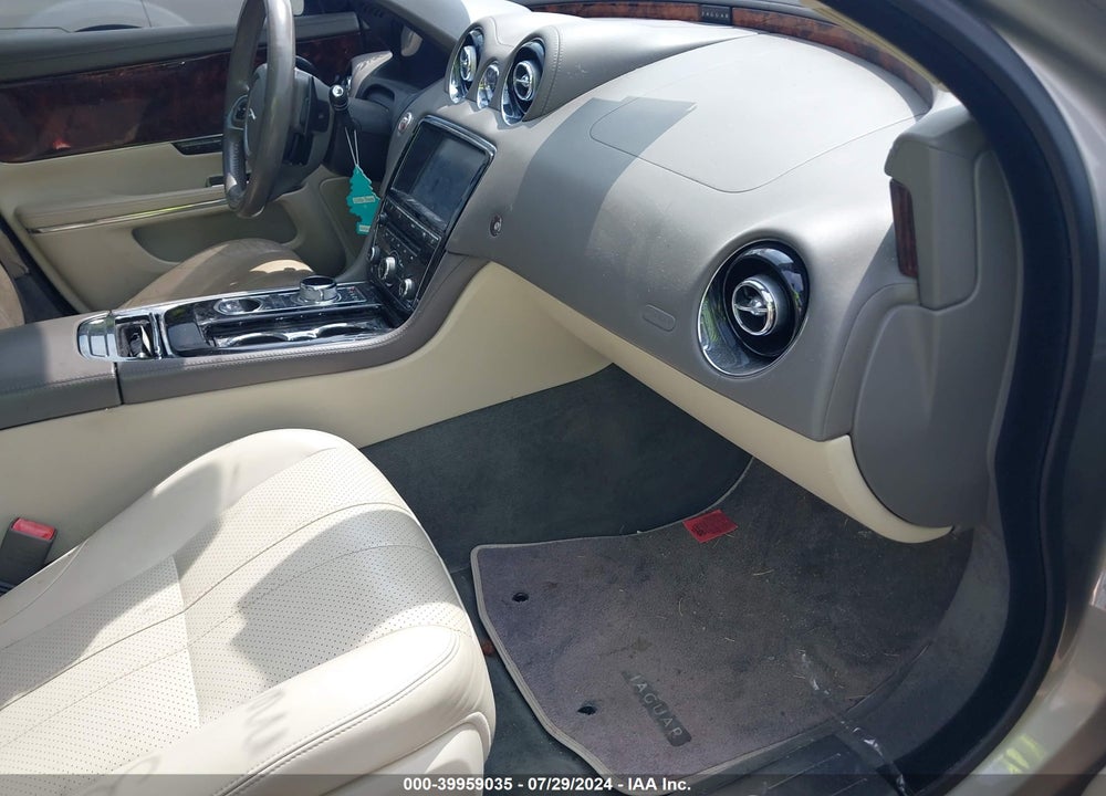 2011 JAGUAR XJ VIN: SAJWA1CB8BLV13736