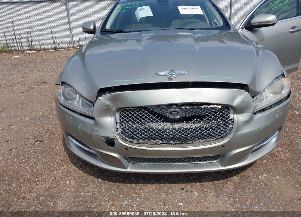 2011 JAGUAR XJ VIN: SAJWA1CB8BLV13736
