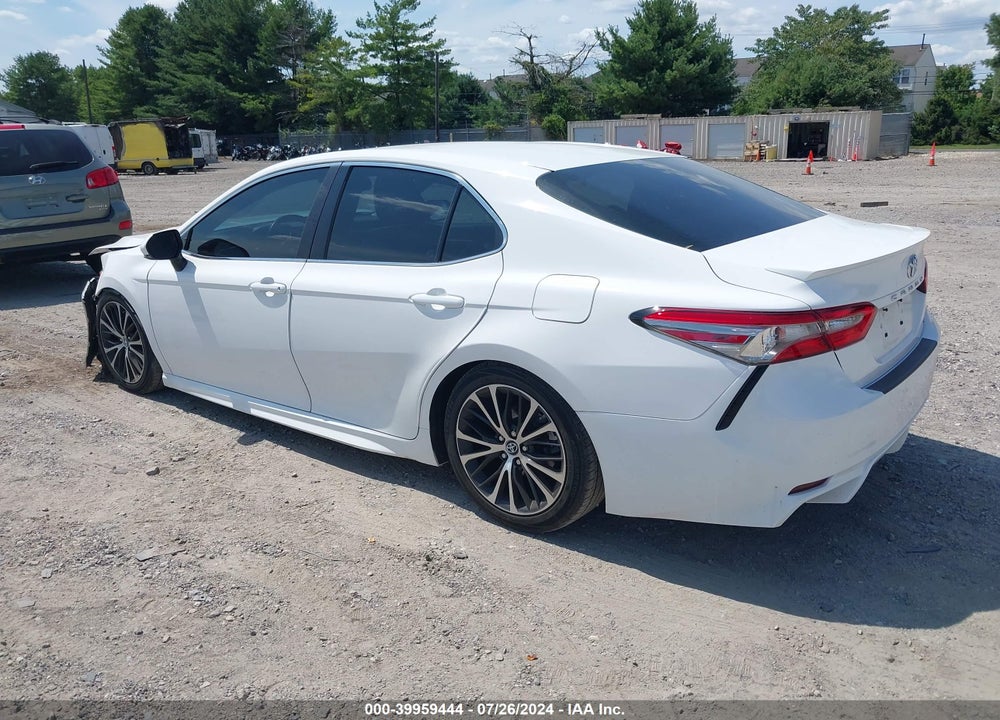 2018 TOYOTA CAMRY SE VIN: 4T1B11HK5JU576528