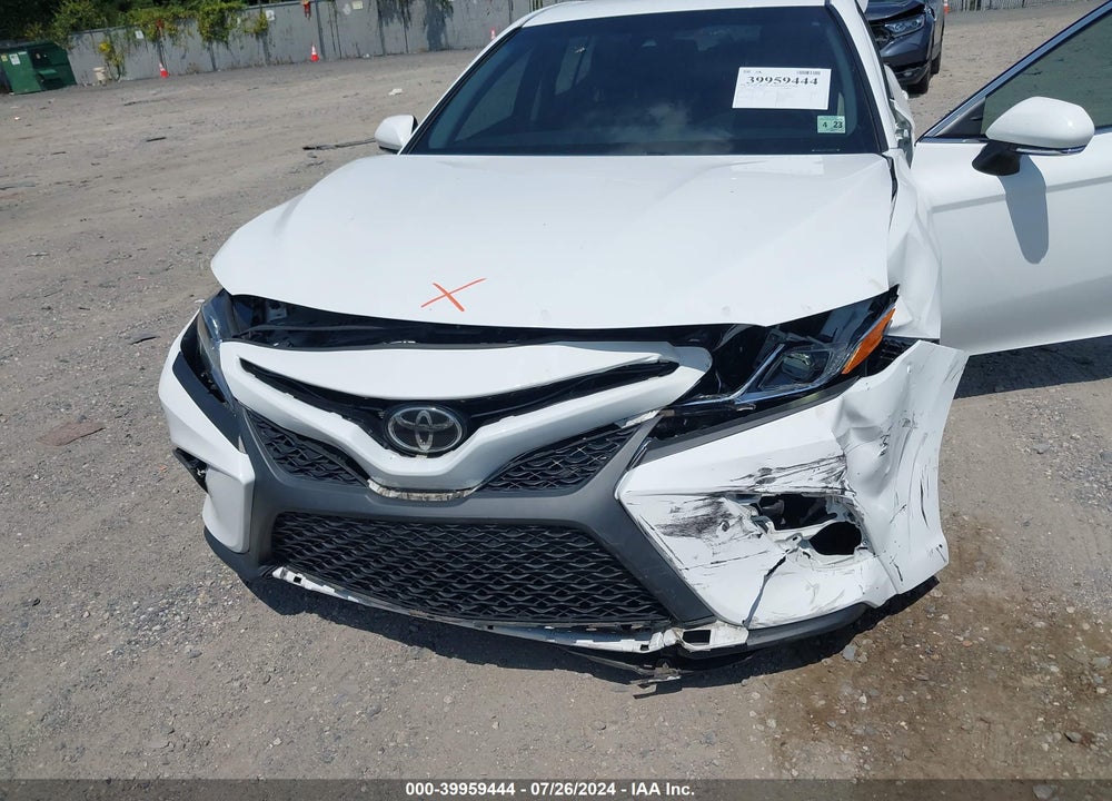 2018 TOYOTA CAMRY SE VIN: 4T1B11HK5JU576528