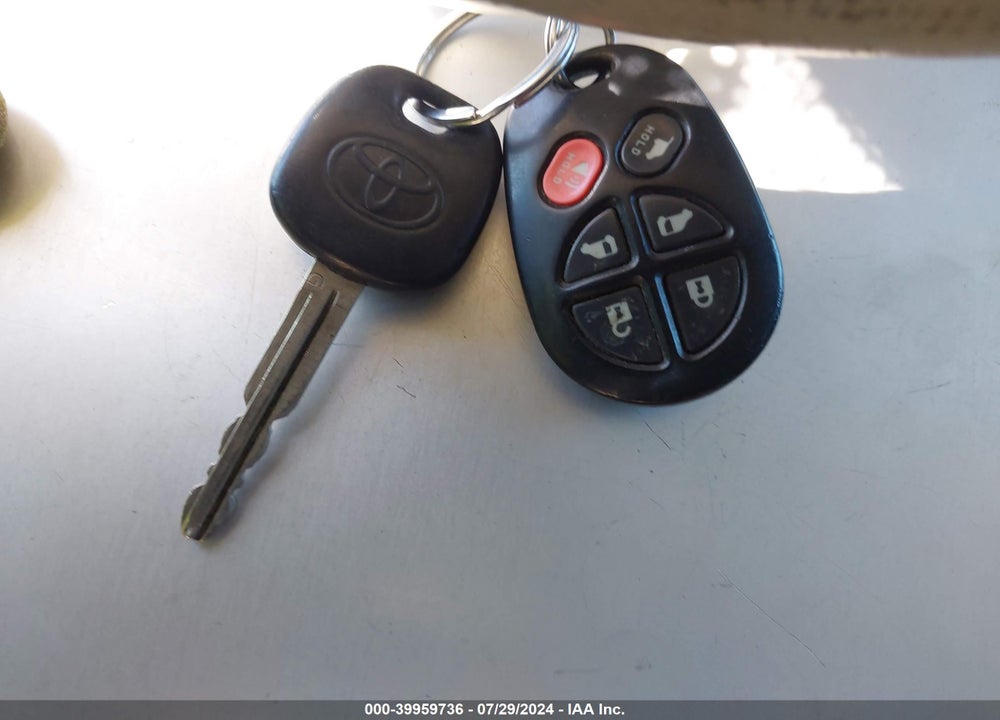 2013 TOYOTA SIENNA SE 8 PASSENGER VIN: 5TDXK3DC5DS310680