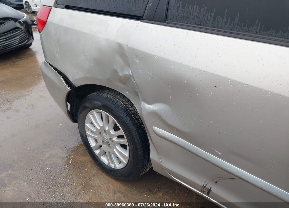 2010 TOYOTA SIENNA LIMITED/XLE VIN: 5TDYK4CC8AS300118