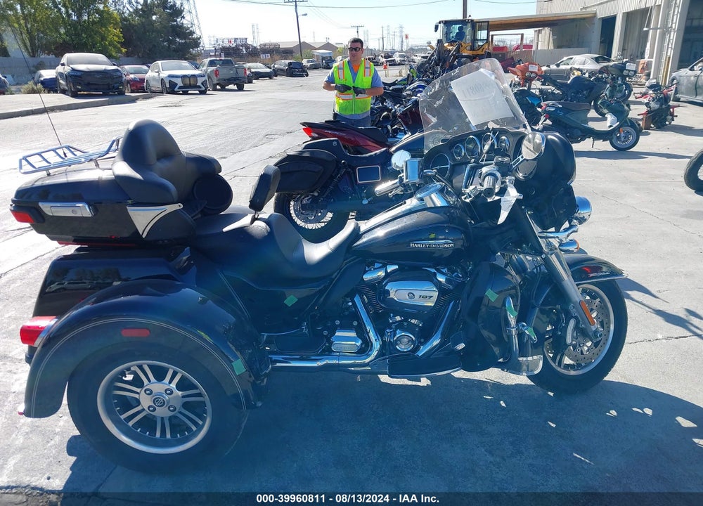 2017 HARLEY-DAVIDSON FLHTCUTG TRI GLIDE ULTRA VIN: 1HD1MAD11HB860859