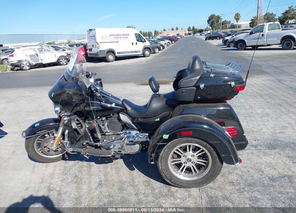 2017 HARLEY-DAVIDSON FLHTCUTG TRI GLIDE ULTRA VIN: 1HD1MAD11HB860859