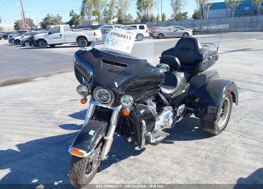 2017 HARLEY-DAVIDSON FLHTCUTG TRI GLIDE ULTRA VIN: 1HD1MAD11HB860859
