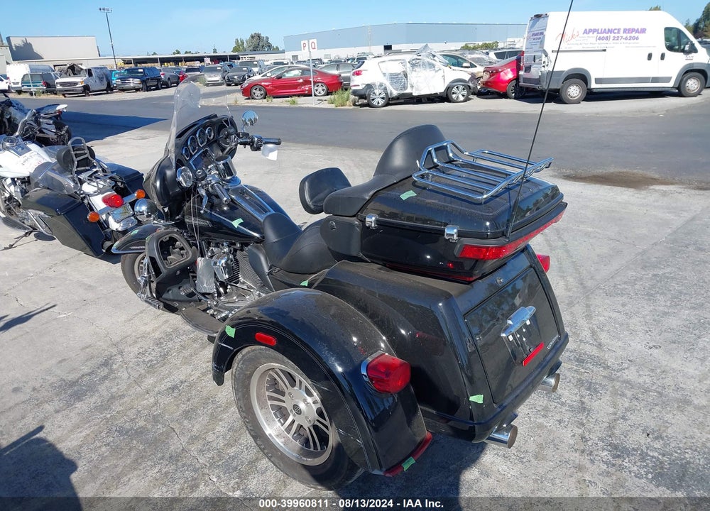 2017 HARLEY-DAVIDSON FLHTCUTG TRI GLIDE ULTRA VIN: 1HD1MAD11HB860859