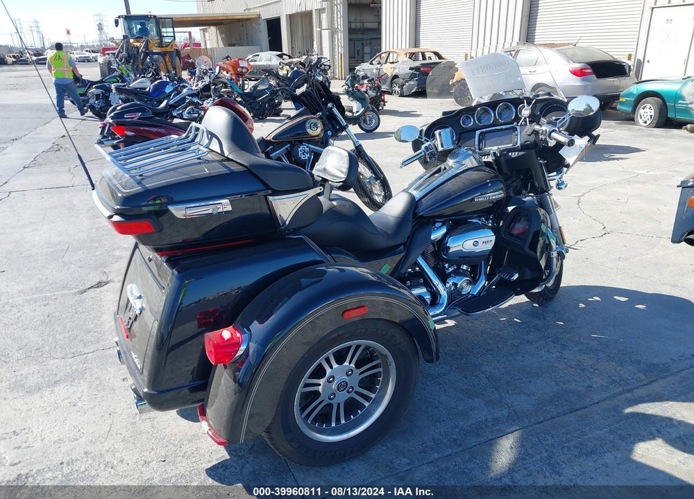 2017 HARLEY-DAVIDSON FLHTCUTG TRI GLIDE ULTRA VIN: 1HD1MAD11HB860859