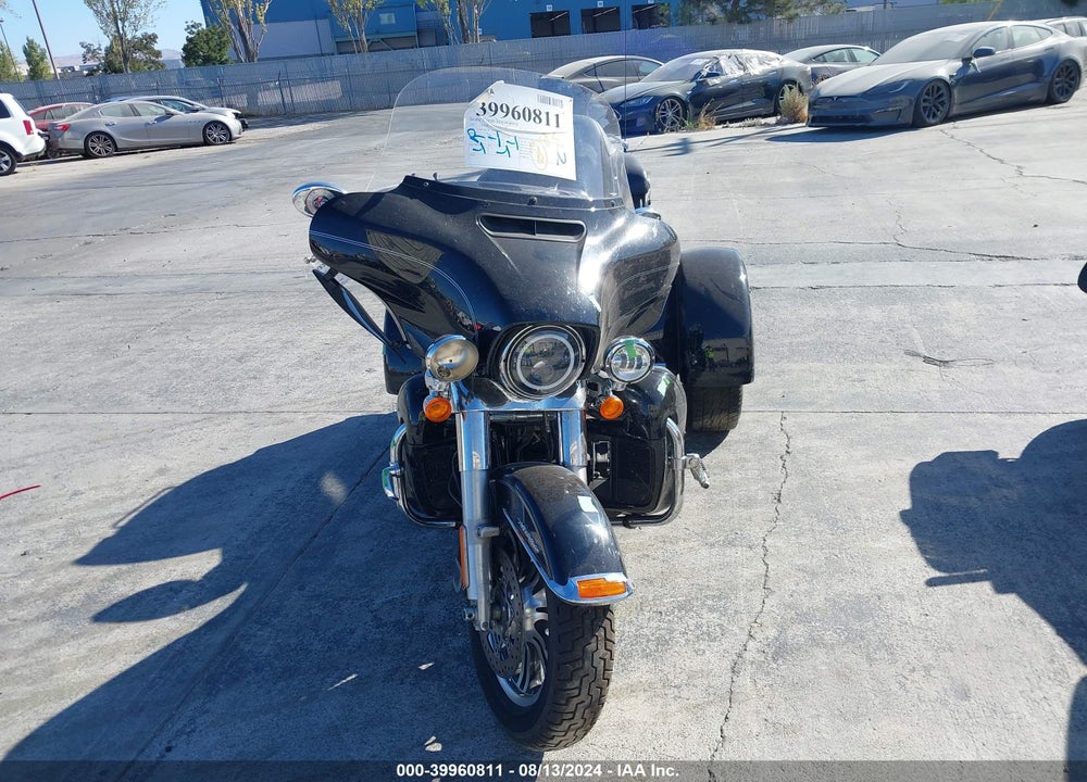 2017 HARLEY-DAVIDSON FLHTCUTG TRI GLIDE ULTRA VIN: 1HD1MAD11HB860859