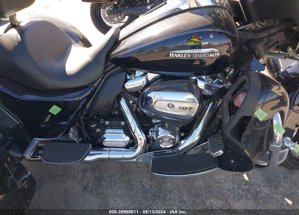 2017 HARLEY-DAVIDSON FLHTCUTG TRI GLIDE ULTRA VIN: 1HD1MAD11HB860859