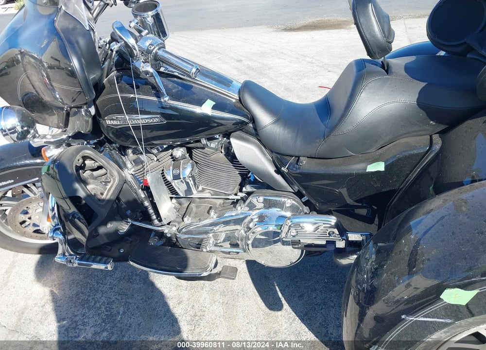 2017 HARLEY-DAVIDSON FLHTCUTG TRI GLIDE ULTRA VIN: 1HD1MAD11HB860859