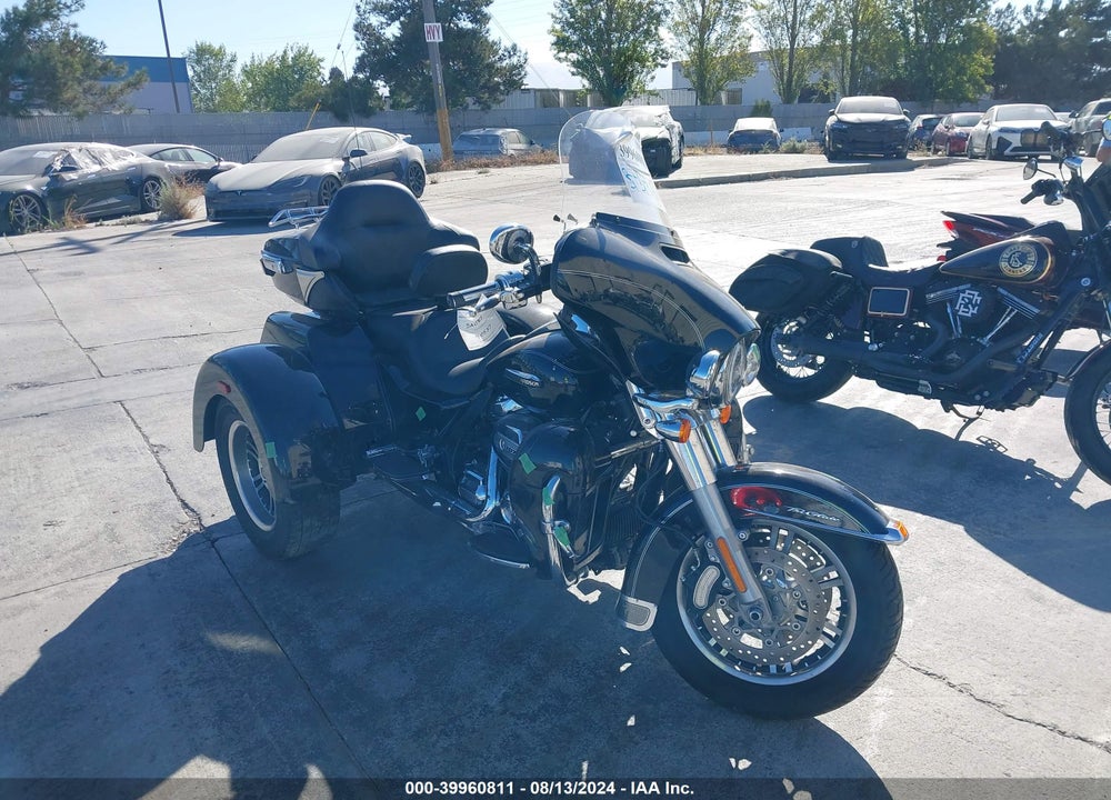 2017 HARLEY-DAVIDSON FLHTCUTG TRI GLIDE ULTRA VIN: 1HD1MAD11HB860859