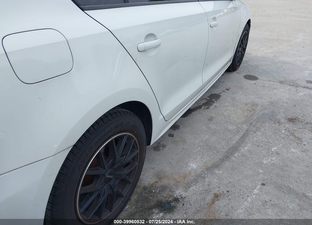 2014 VOLKSWAGEN JETTA 1.8T SE VIN: 3VWB17AJ3EM334045